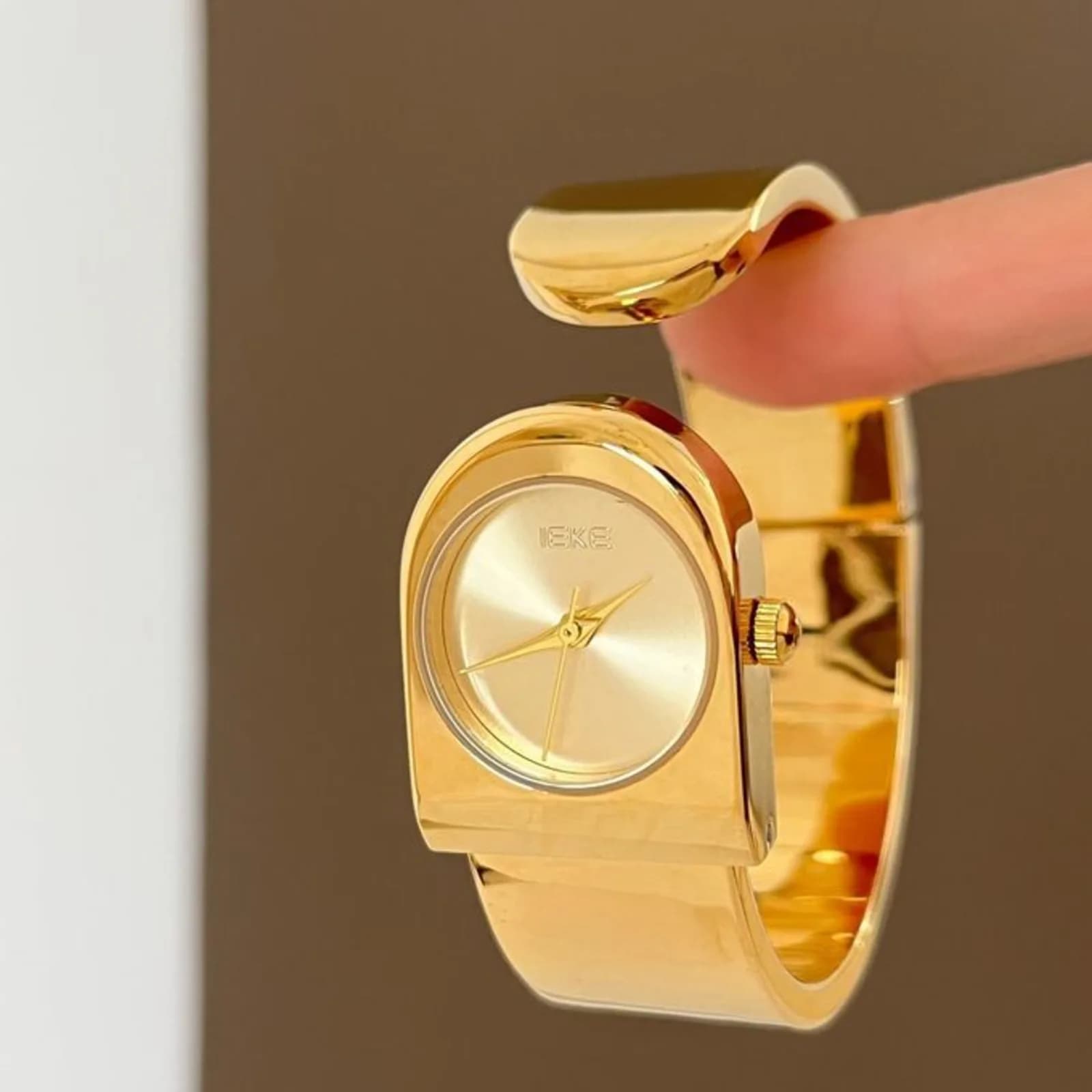 IEKE Luxury Gold Bangle Watch for Women – Elegant Stainless Steel Bracelet Quartz Wristwatch